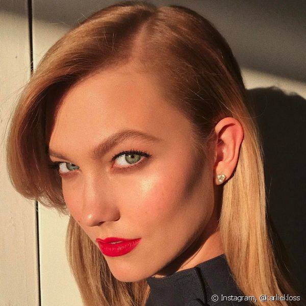 O look curinga de Karlie Kloss, de sobrancelhas definidas e batom vermelho, também ganhou destaque nas makes da semana (Foto: Instagram @karliekloss)